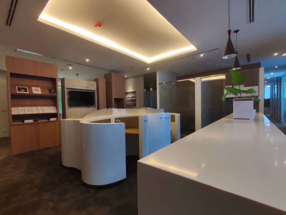 ให้เช่าสำนักงานรัชดา ห้วยขวาง : เซอร์วิสออฟฟิศ พื้นที่สำนักงานให้เช่า รัชดา Serviced Office ตกแต่งสวย พร้อมเข้าอยู่ อาคาร เอไอเอ แคปิตอล เซ็นเตอร์ - AIA Capital Center Building 4 Workstations ราคาเช่า 27,090 บาท ใกล้รถไฟฟ้าใต้ดิน MRTศูนย์วัฒนธรรม