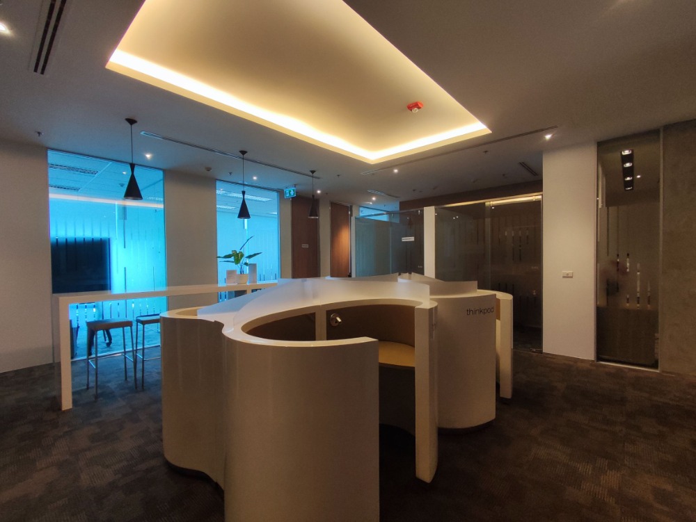 ให้เช่าสำนักงานรัชดา ห้วยขวาง : เซอร์วิสออฟฟิศ พื้นที่สำนักงานให้เช่า รัชดา Serviced Office ตกแต่งสวย พร้อมเข้าอยู่ อาคาร เอไอเอ แคปิตอล เซ็นเตอร์ - AIA Capital Center Building 4 Workstations ราคาเช่า 27,090 บาท ใกล้รถไฟฟ้าใต้ดิน MRTศูนย์วัฒนธรรม