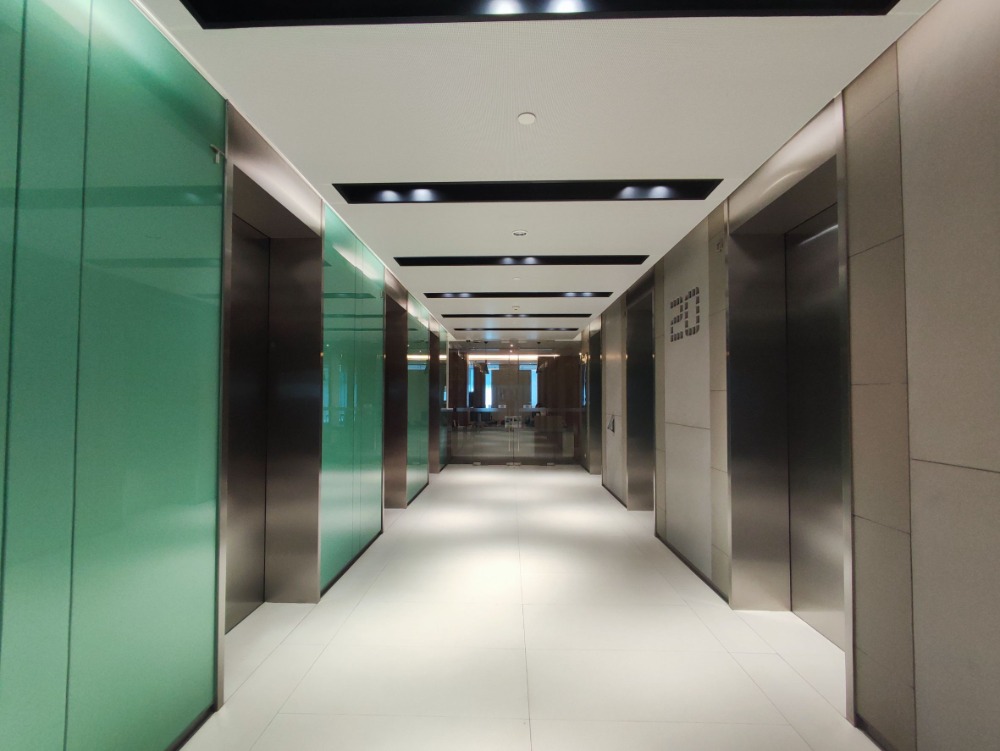 ให้เช่าสำนักงานรัชดา ห้วยขวาง : เซอร์วิสออฟฟิศ พื้นที่สำนักงานให้เช่า รัชดา Serviced Office ตกแต่งสวย พร้อมเข้าอยู่ อาคาร เอไอเอ แคปิตอล เซ็นเตอร์ - AIA Capital Center Building 4 Workstations ราคาเช่า 27,090 บาท ใกล้รถไฟฟ้าใต้ดิน MRTศูนย์วัฒนธรรม