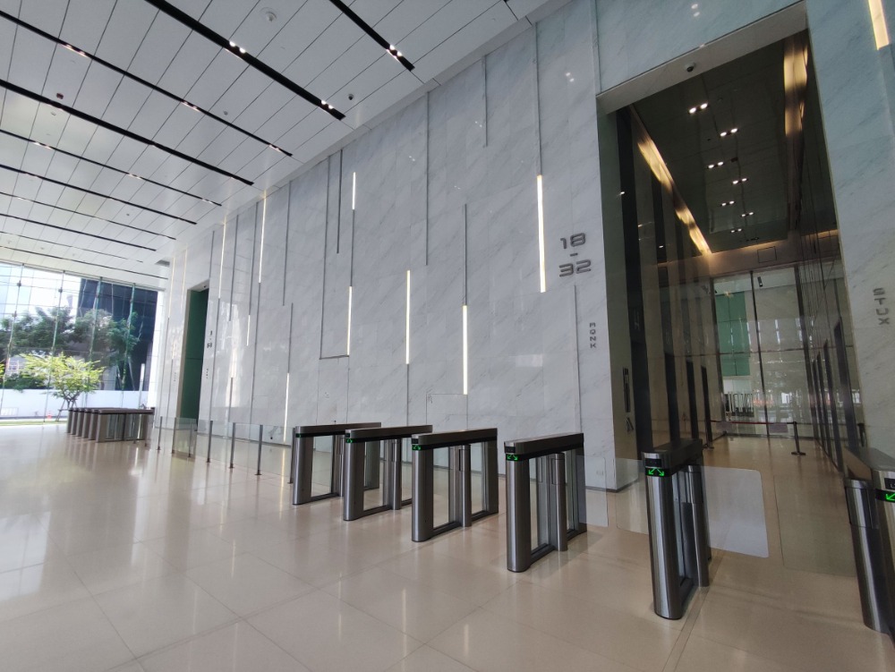 ให้เช่าสำนักงานรัชดา ห้วยขวาง : เซอร์วิสออฟฟิศ พื้นที่สำนักงานให้เช่า รัชดา Serviced Office ตกแต่งสวย พร้อมเข้าอยู่ อาคาร เอไอเอ แคปิตอล เซ็นเตอร์ - AIA Capital Center Building 4 Workstations ราคาเช่า 27,090 บาท ใกล้รถไฟฟ้าใต้ดิน MRTศูนย์วัฒนธรรม