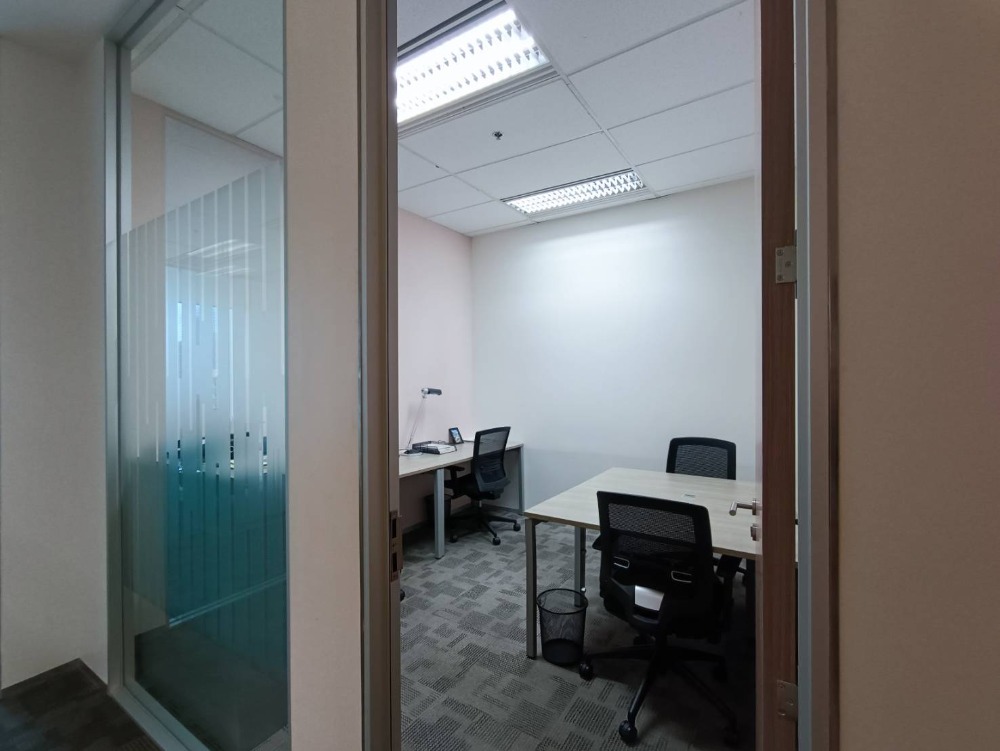 ให้เช่าสำนักงานรัชดา ห้วยขวาง : เซอร์วิสออฟฟิศ พื้นที่สำนักงานให้เช่า รัชดา Serviced Office ตกแต่งสวย พร้อมเข้าอยู่ อาคาร เอไอเอ แคปิตอล เซ็นเตอร์ - AIA Capital Center Building 4 Workstations ราคาเช่า 27,090 บาท ใกล้รถไฟฟ้าใต้ดิน MRTศูนย์วัฒนธรรม