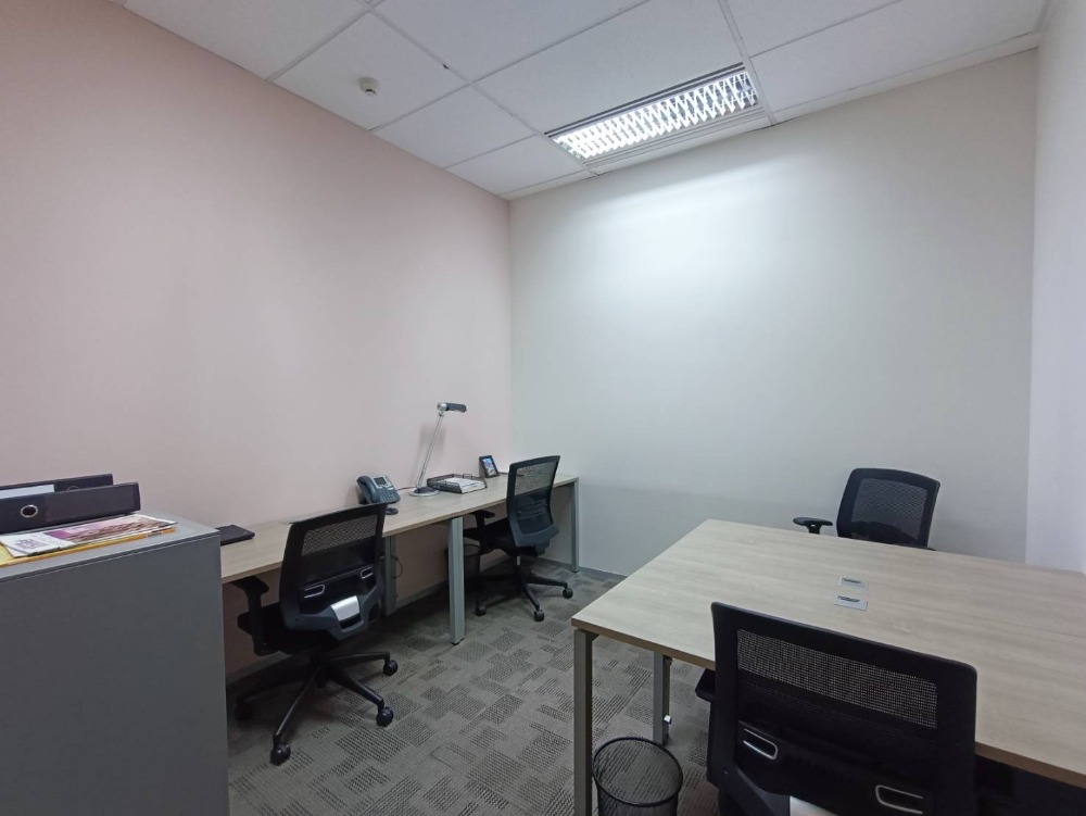 ให้เช่าสำนักงานรัชดา ห้วยขวาง : เซอร์วิสออฟฟิศ พื้นที่สำนักงานให้เช่า รัชดา Serviced Office ตกแต่งสวย พร้อมเข้าอยู่ อาคาร เอไอเอ แคปิตอล เซ็นเตอร์ - AIA Capital Center Building 4 Workstations ราคาเช่า 27,090 บาท ใกล้รถไฟฟ้าใต้ดิน MRTศูนย์วัฒนธรรม