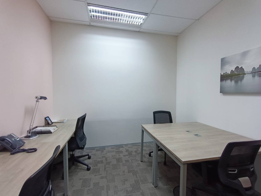 ให้เช่าสำนักงานรัชดา ห้วยขวาง : เซอร์วิสออฟฟิศ พื้นที่สำนักงานให้เช่า รัชดา Serviced Office ตกแต่งสวย พร้อมเข้าอยู่ อาคาร เอไอเอ แคปิตอล เซ็นเตอร์ - AIA Capital Center Building 4 Workstations ราคาเช่า 27,090 บาท ใกล้รถไฟฟ้าใต้ดิน MRTศูนย์วัฒนธรรม