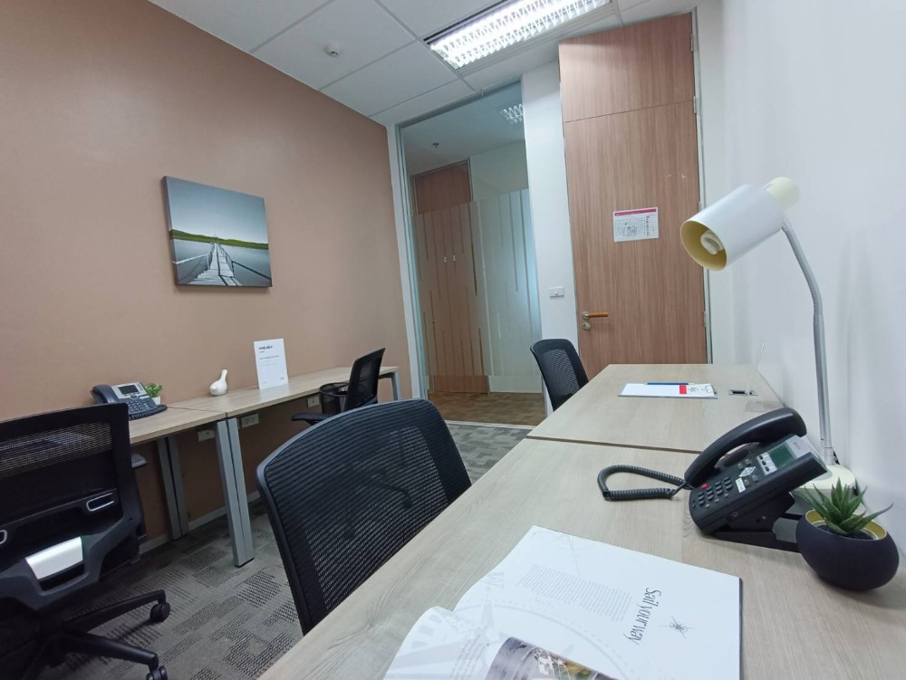 ให้เช่าสำนักงานรัชดา ห้วยขวาง : เซอร์วิสออฟฟิศ พื้นที่สำนักงานให้เช่า รัชดา Serviced Office ตกแต่งสวย พร้อมเข้าอยู่ อาคาร เอไอเอ แคปิตอล เซ็นเตอร์ - ( AIA Capital Center Building ) 4 Workstations ราคาเช่า 27,090 บาท ใกล้รถไฟฟ้าใต้ดิน MRTศูนย์วัฒนธรรม