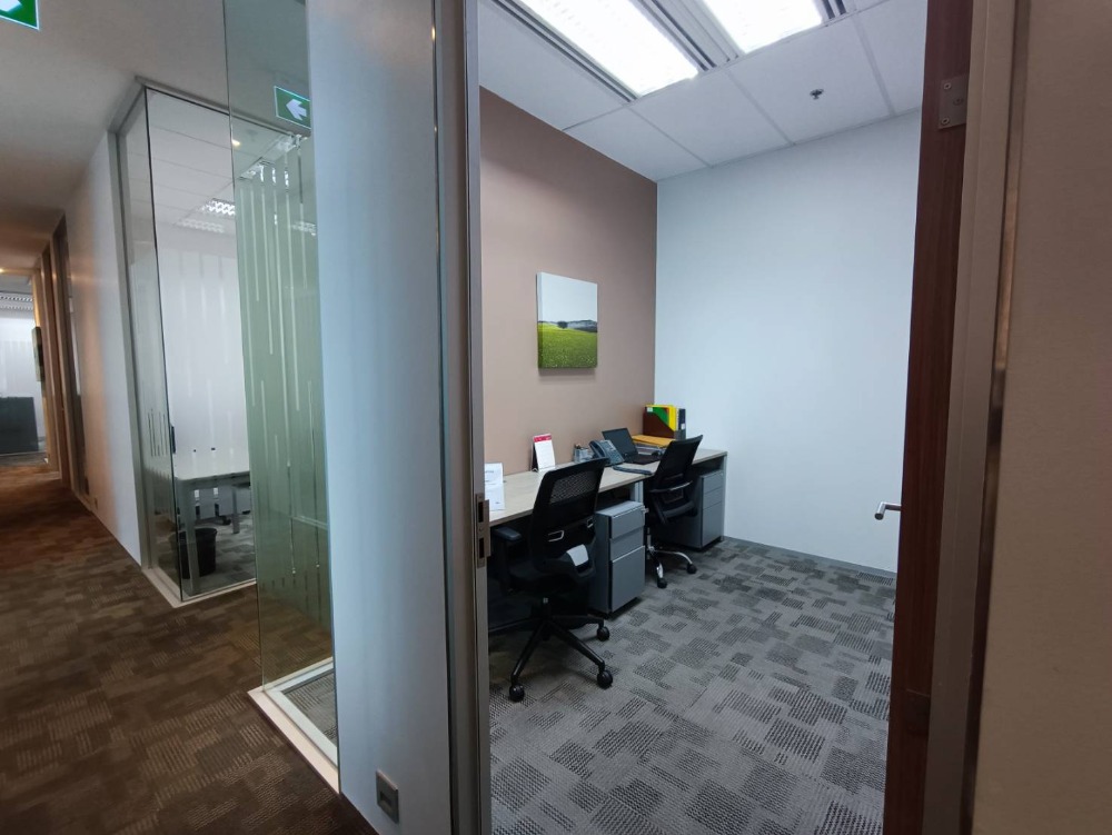 ให้เช่าสำนักงานรัชดา ห้วยขวาง : เซอร์วิสออฟฟิศ พื้นที่สำนักงานให้เช่า รัชดา Serviced Office ตกแต่งสวย พร้อมเข้าอยู่ อาคาร เอไอเอ แคปิตอล เซ็นเตอร์ - ( AIA Capital Center Building ) 3 Workstations ราคาเช่า 20,290 บาท ใกล้รถไฟฟ้าใต้ดิน MRTศูนย์วัฒนธรรม