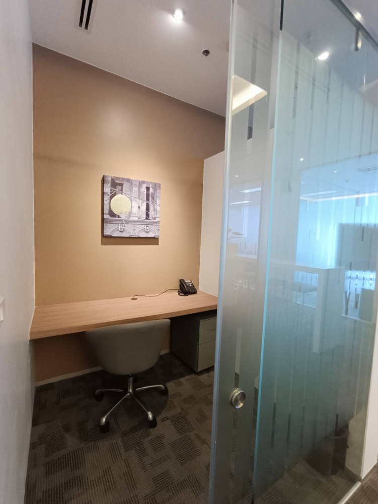 ให้เช่าสำนักงานรัชดา ห้วยขวาง : เซอร์วิสออฟฟิศ พื้นที่สำนักงานให้เช่า รัชดา Serviced Office ตกแต่งสวย พร้อมเข้าอยู่ อาคาร เอไอเอ แคปิตอล เซ็นเตอร์ - ( AIA Capital Center Building ) 1 Workstation ราคาเช่า 6,490 บาท ใกล้รถไฟฟ้าใต้ดิน MRTศูนย์วัฒนธรรม