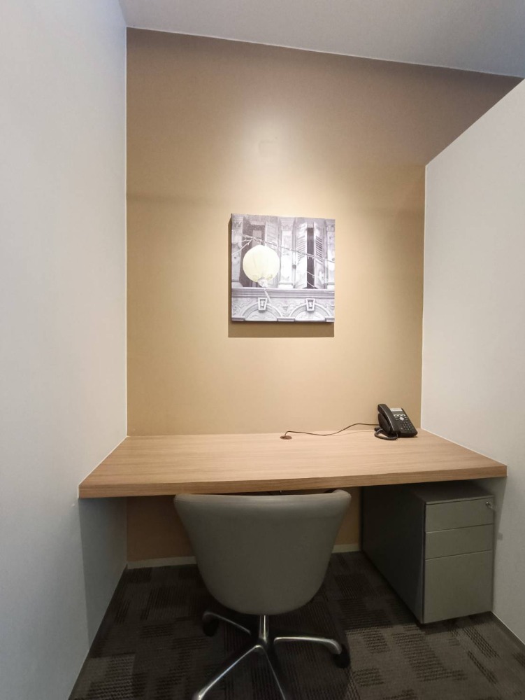 ให้เช่าสำนักงานรัชดา ห้วยขวาง : เซอร์วิสออฟฟิศ พื้นที่สำนักงานให้เช่า รัชดา Serviced Office ตกแต่งสวย พร้อมเข้าอยู่ อาคาร เอไอเอ แคปิตอล เซ็นเตอร์ - ( AIA Capital Center Building ) 1 Workstation ราคาเช่า 6,490 บาท ใกล้รถไฟฟ้าใต้ดิน MRTศูนย์วัฒนธรรม