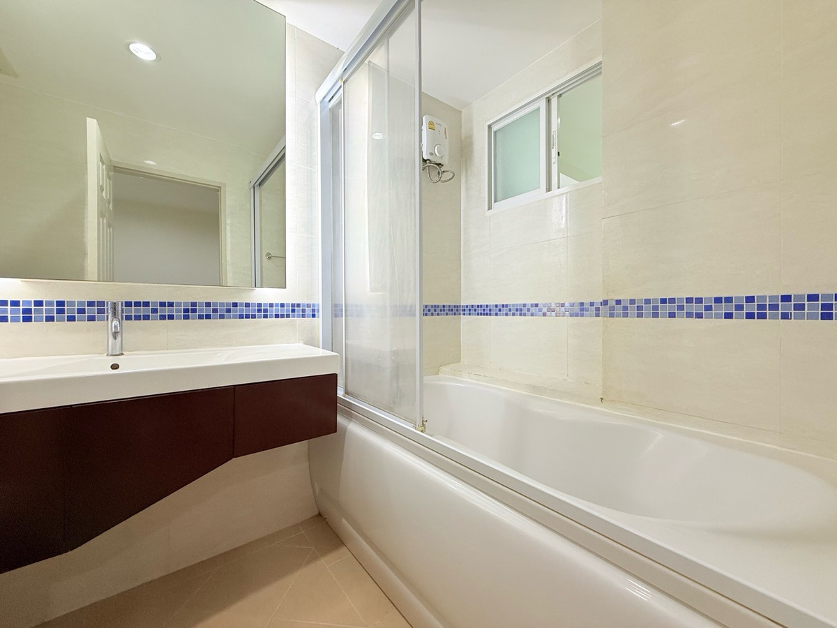 For RentCondoSathorn, Narathiwat : For rent: Life @ Sathorn, beautiful room, good price, 1 bedroom, size 40 sq m.