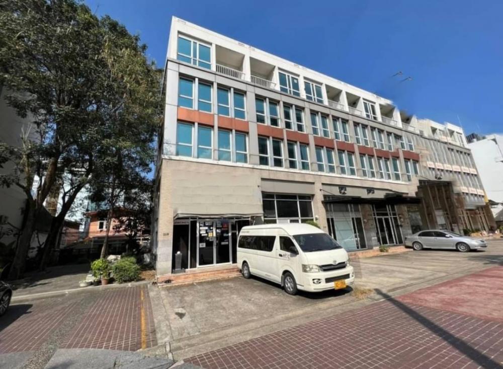 For RentRetail SpaceWongwianyai, Charoennakor : Rental building, good location, next to BTS Wongwian Yai Station, office, office showroom | Beauty spa clinic | Nursery | Bakery Shop
