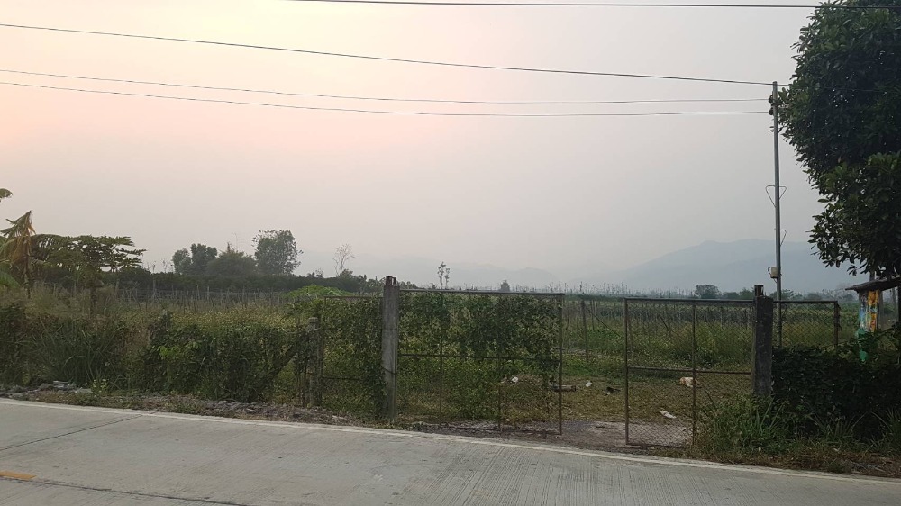 For SaleLandChiang Mai : Urgent sale! Land 24 rai, Mae Na Wang, Mae Ai, Chiang Mai, next to the road, with a minibus passing by.
