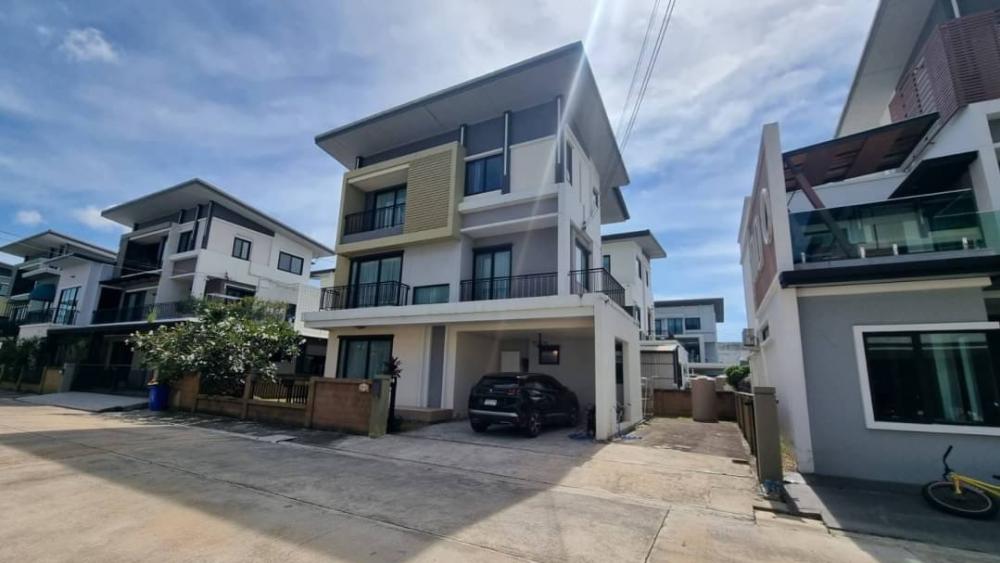 For SaleHouseNawamin, Ramindra : Reduced selling price to 9.6 million baht, Golden Prestige Village. Watcharapol-Sukhapiban 5, 3-story detached house (suitable for both living or home office), 6 bedrooms, selling with tenant, rent 50,000 baht/month.