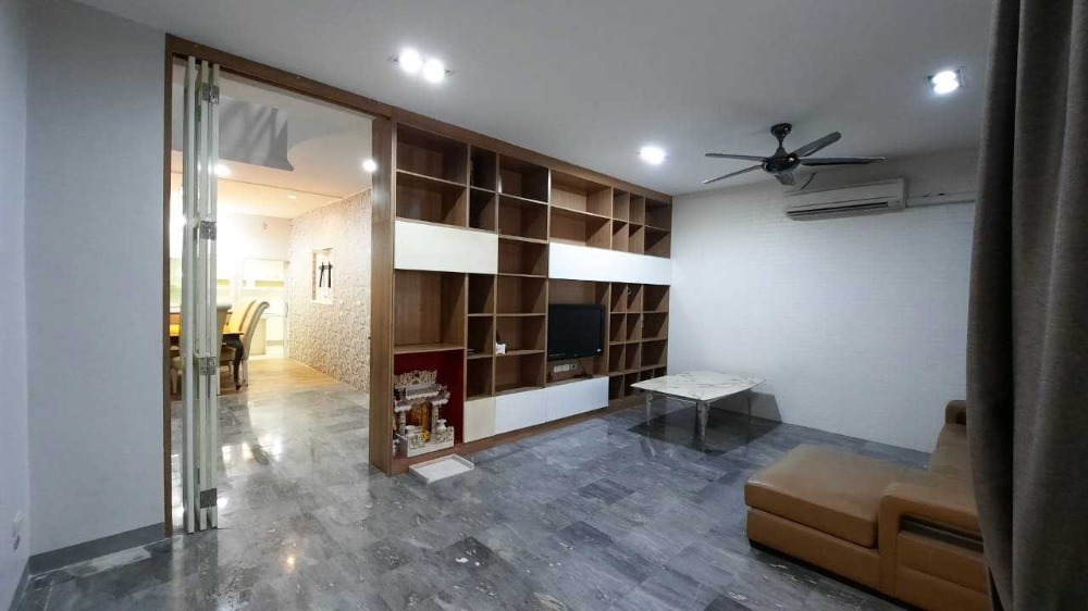 For SaleTownhomePattanakan, Srinakarin : K-5316 Urgent sale and rent! Warathorn Ville Village, Phatthanakan 44, near the motorway, good location, convenient travel.