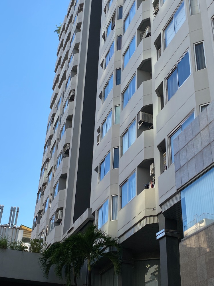 ขายคอนโดสีลม ศาลาแดง บางรัก : ขายคอนโด สีลม พาร์ควิว ห้องมุม ชั้น2  31 sqm. ใกล้สระว่ายน้ำ หันหน้าทิศตะวันออก