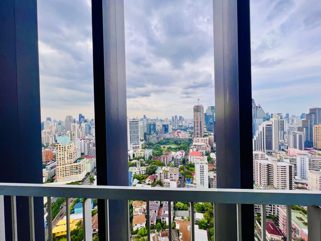 For RentCondoSukhumvit, Asoke, Thonglor : Park 24, BTS Phromphong Studio 28 sqm. Line ID: @nirin789