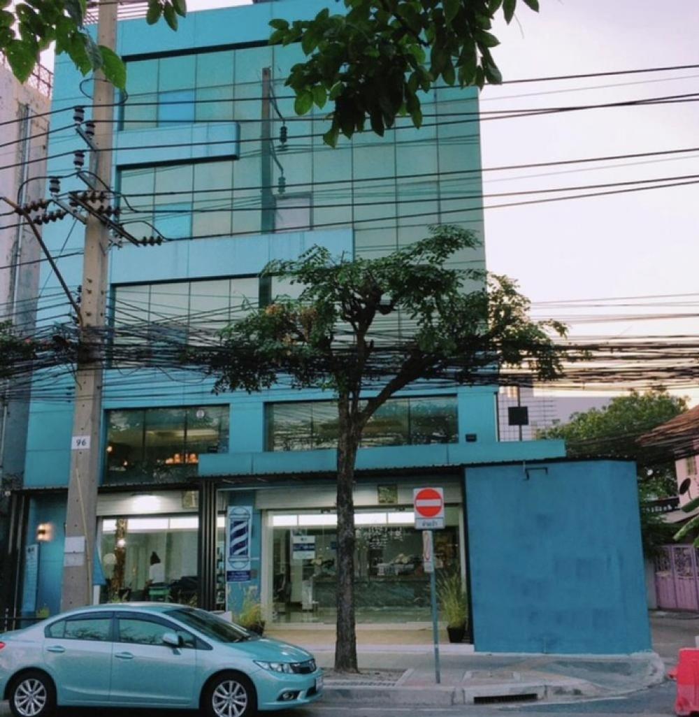 For RentShop HouseWongwianyai, Charoennakor : For rent: 6-storey commercial building, showroom office style + rooftop on Charoen Nakhon Road, with parking for 2 cars.
