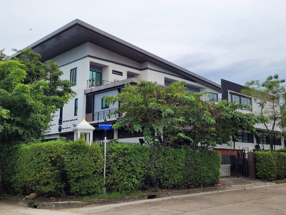 For SaleHome OfficePattanakan, Srinakarin : Home office for sale, office building with beautifully decorated residences, total of 2 buildings, area 1 rai, opposite Suan Luang Rama IX.