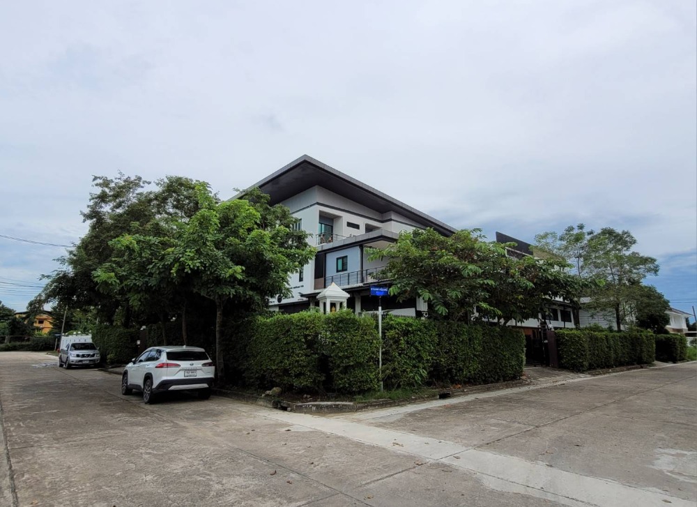 For SaleHome OfficePattanakan, Srinakarin : Home office for sale, office building with beautifully decorated residences, total of 2 buildings, area 1 rai, opposite Suan Luang Rama IX.