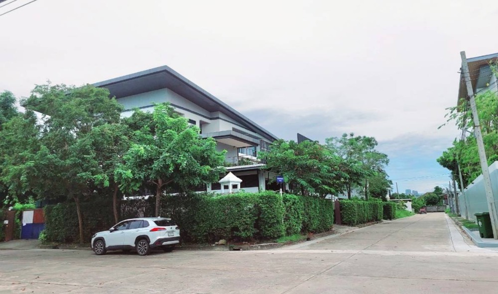 For SaleHome OfficePattanakan, Srinakarin : Home office for sale, office building with beautifully decorated residences, total of 2 buildings, area 1 rai, opposite Suan Luang Rama IX.