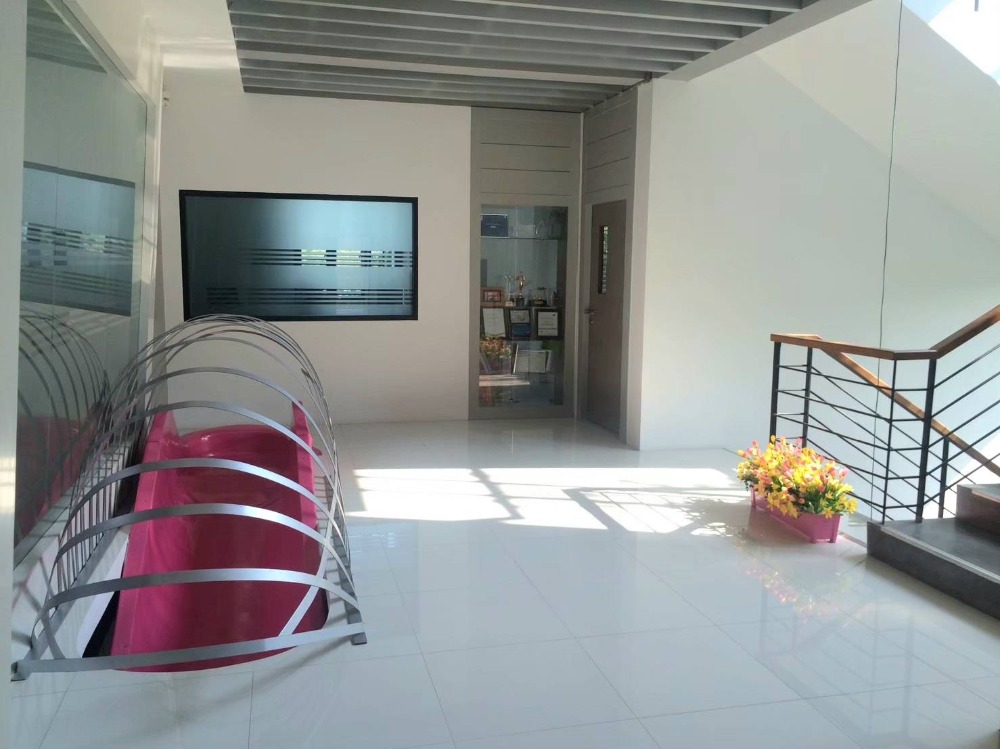 For SaleHome OfficePattanakan, Srinakarin : Home office for sale, office building with beautifully decorated residences, total of 2 buildings, area 1 rai, opposite Suan Luang Rama IX.