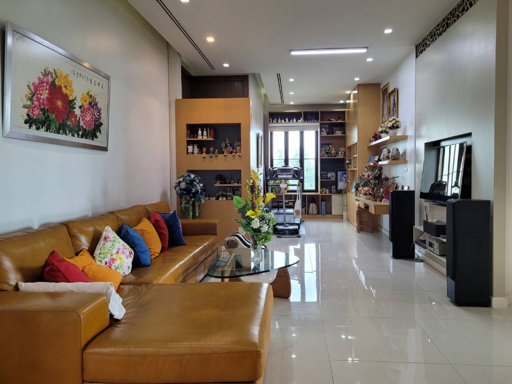 For SaleHome OfficePattanakan, Srinakarin : Home office for sale, office building with beautifully decorated residences, total of 2 buildings, area 1 rai, opposite Suan Luang Rama IX.