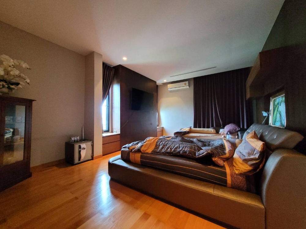 For SaleHome OfficePattanakan, Srinakarin : Home office for sale, office building with beautifully decorated residences, total of 2 buildings, area 1 rai, opposite Suan Luang Rama IX.