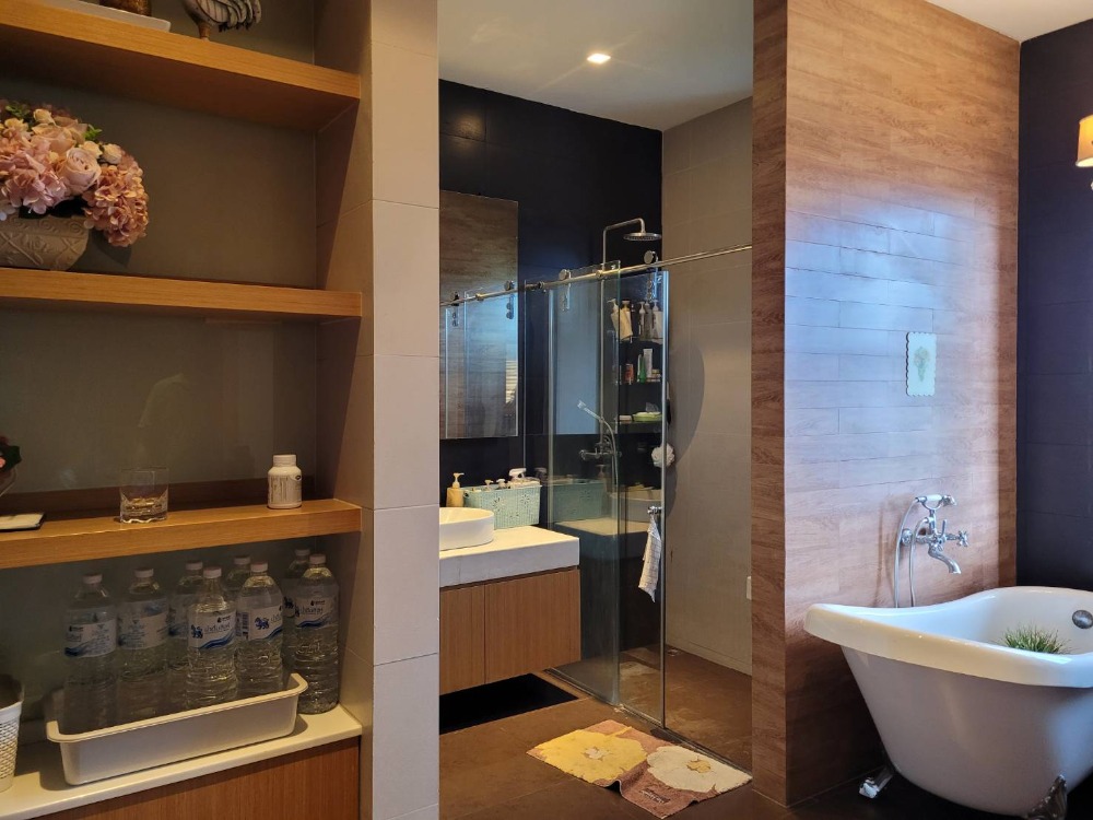 For SaleHome OfficePattanakan, Srinakarin : Home office for sale, office building with beautifully decorated residences, total of 2 buildings, area 1 rai, opposite Suan Luang Rama IX.