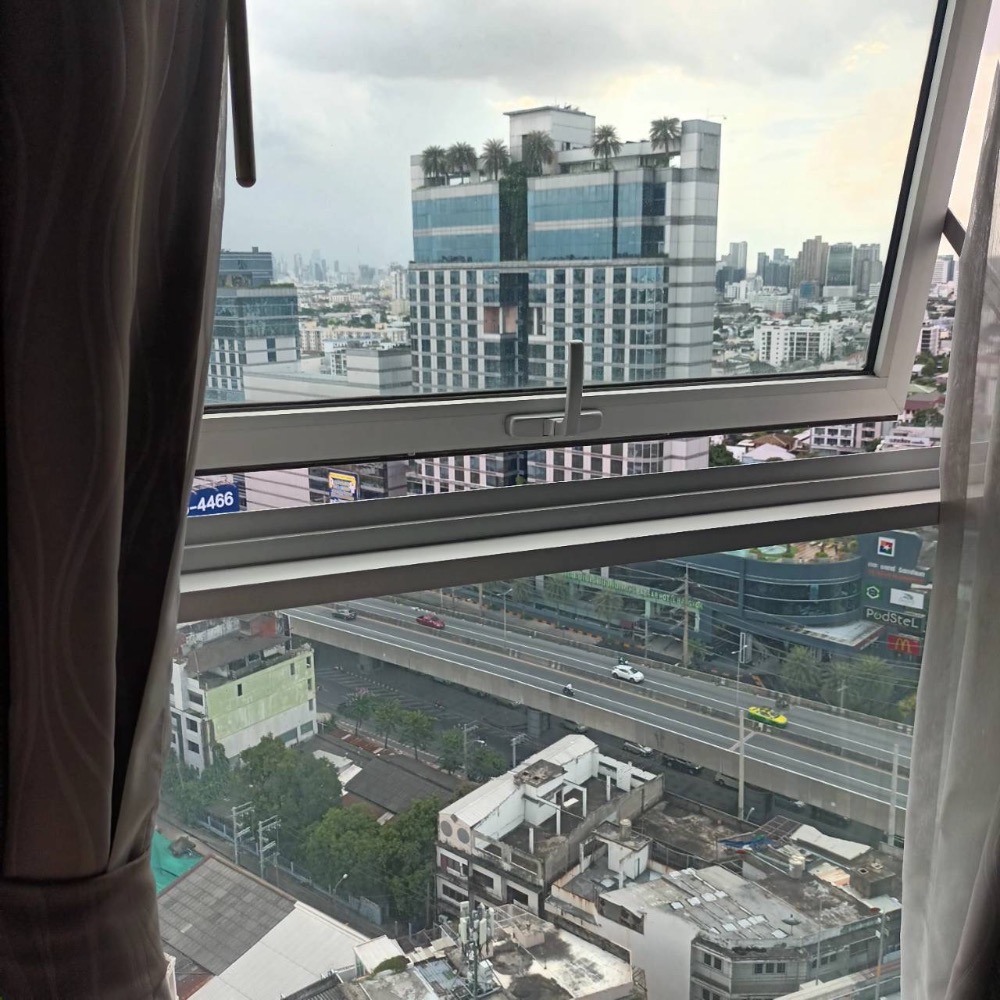 For SaleCondoLadprao, Central Ladprao : For sale, House 23 Ratchada Lat Phrao, 21st floor, near MRT Lat Phrao Station. Next to Ratchada-Lat Phrao intersection.