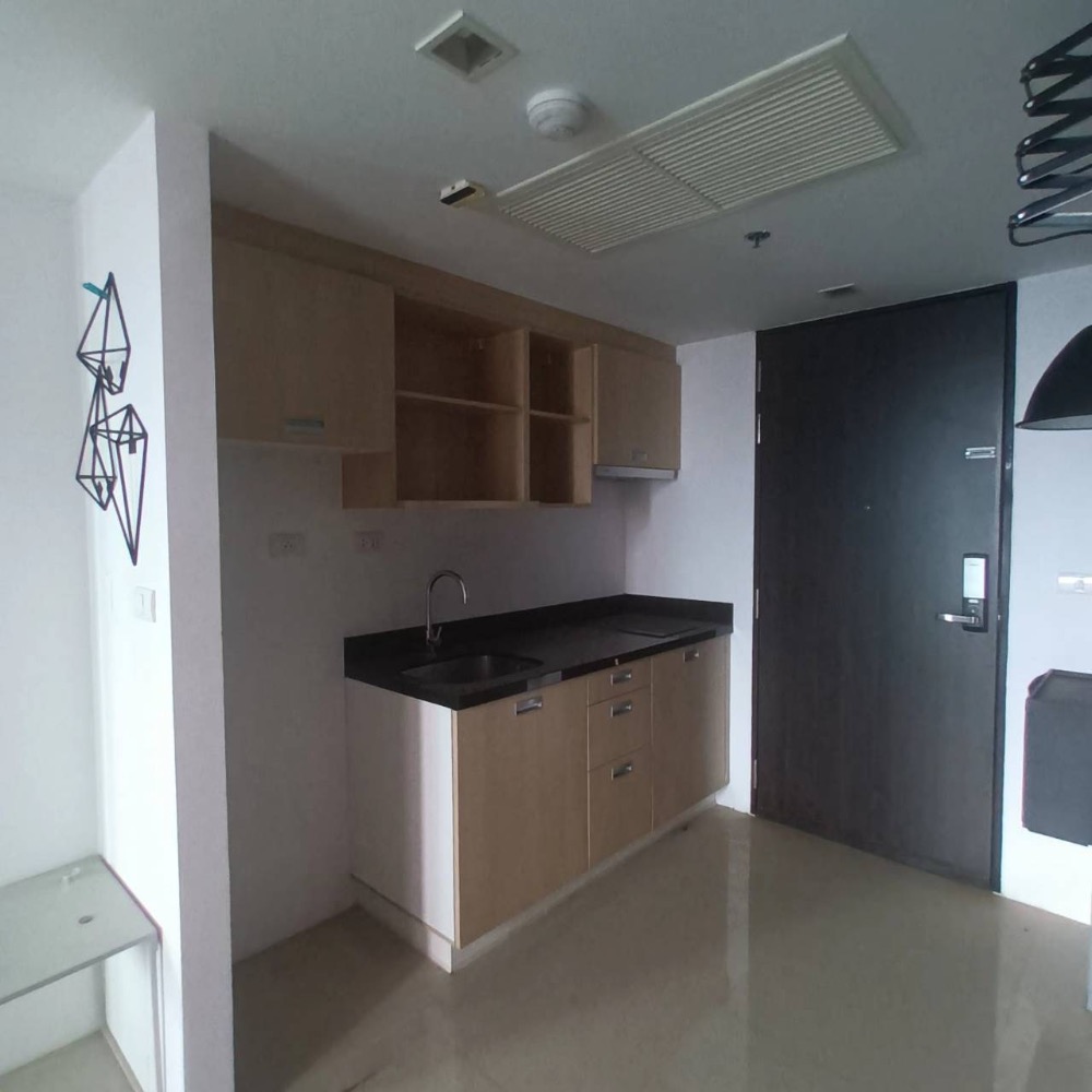 For SaleCondoLadprao, Central Ladprao : For sale, House 23 Ratchada Lat Phrao, 21st floor, near MRT Lat Phrao Station. Next to Ratchada-Lat Phrao intersection.