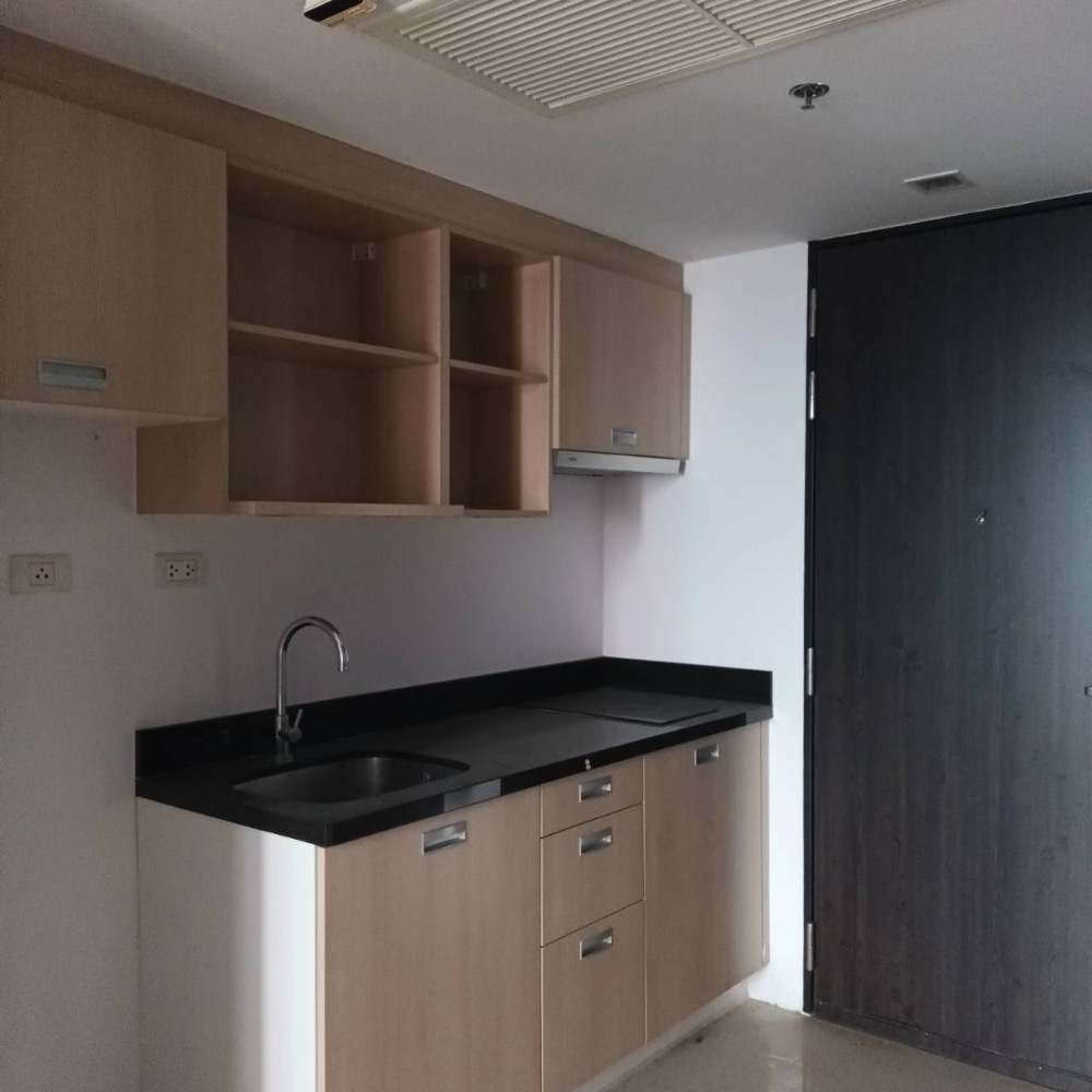 For SaleCondoLadprao, Central Ladprao : For sale, House 23 Ratchada Lat Phrao, 21st floor, near MRT Lat Phrao Station. Next to Ratchada-Lat Phrao intersection.