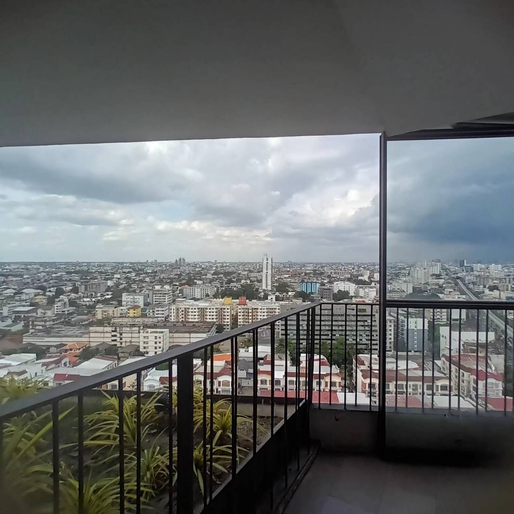 For SaleCondoLadprao, Central Ladprao : For sale, House 23 Ratchada Lat Phrao, 21st floor, near MRT Lat Phrao Station. Next to Ratchada-Lat Phrao intersection.