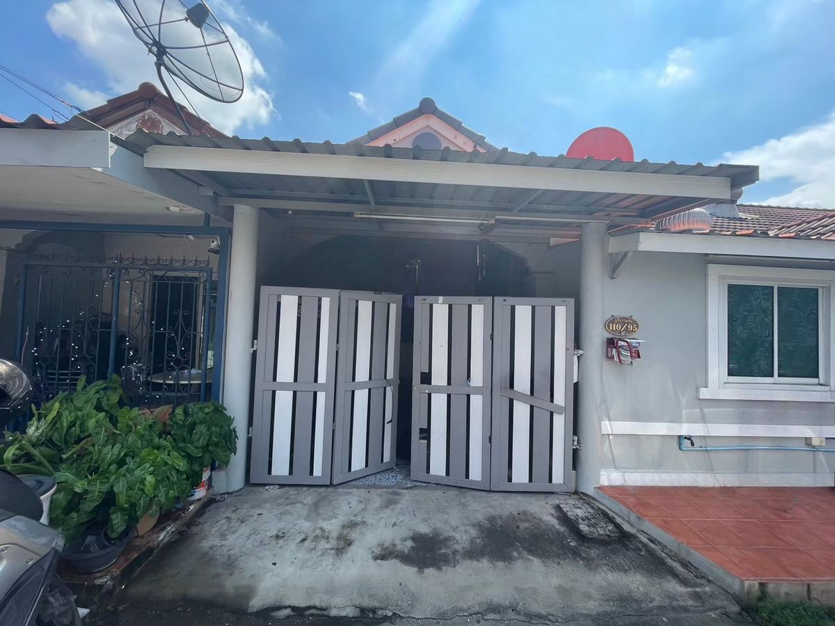 For SaleTownhomePathum Thani,Rangsit, Thammasat : Townhouse for sale, Chuensuk Villa, 1 floor, townhouse for sale cheap. Townhouse for sale, Kutod