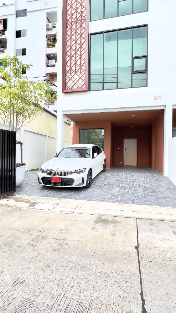 ให้เช่าโฮมออฟฟิศเลียบทางด่วนรามอินทรา : ให้เช่าโฮมออฟฟิศใหม่ ใกล้เซ็นทรัล อีสต์วิลล์ 5นาที , เดอะคริสตัล เอกมัย รามอินทรา 6นาที เดินทางสะดวก รถไฟฟ้าสถานีลาดพร้าว71 โชคชัย4 รัชดาภิเษก32