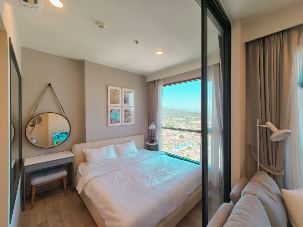 For RentCondoSriracha Laem Chabang Ban Bueng : Luxury condo for rent, Keen Sriracha, 35 sq m, beautiful room, Phu Chao view, 33rd floor, with clean maids.