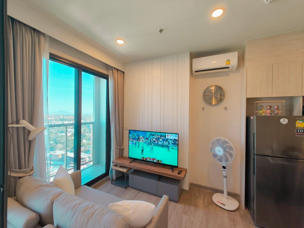 For RentCondoSriracha Laem Chabang Ban Bueng : Luxury condo for rent, Keen Sriracha, 35 sq m, beautiful room, Phu Chao view, 33rd floor, with clean maids.