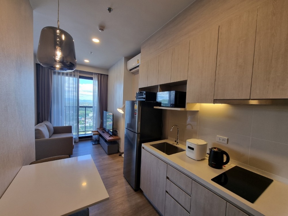 For RentCondoSriracha Laem Chabang Ban Bueng : Luxury condo for rent, Keen Sriracha, 35 sq m, beautiful room, Phu Chao view, 33rd floor, with clean maids.