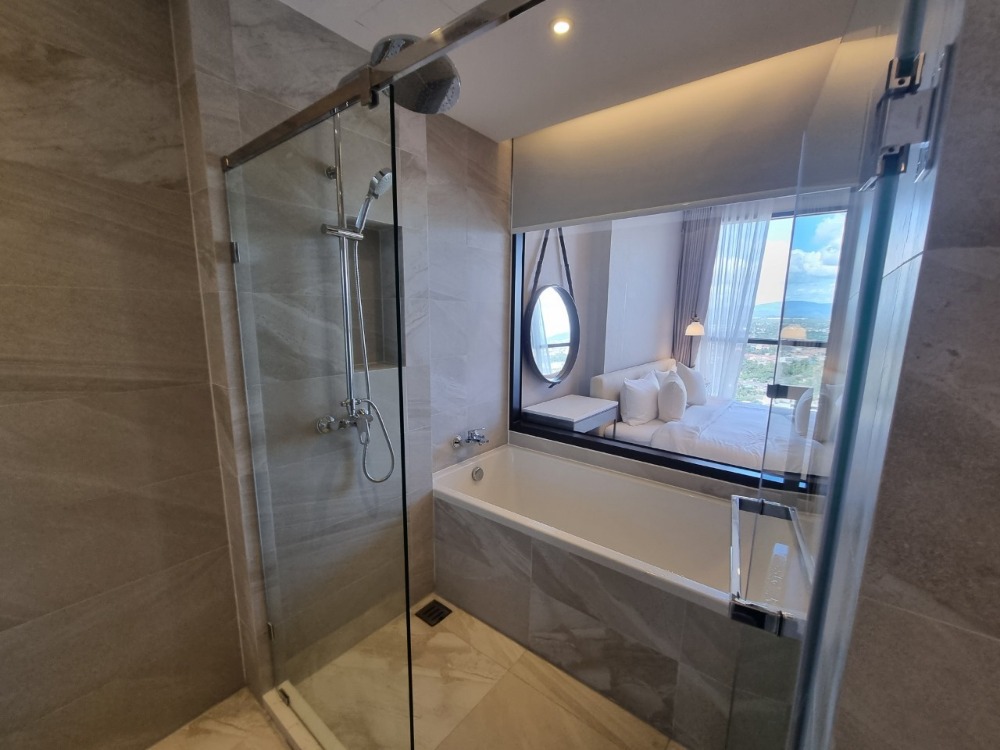 For RentCondoSriracha Laem Chabang Ban Bueng : Luxury condo for rent, Keen Sriracha, 35 sq m, beautiful room, Phu Chao view, 33rd floor, with clean maids.