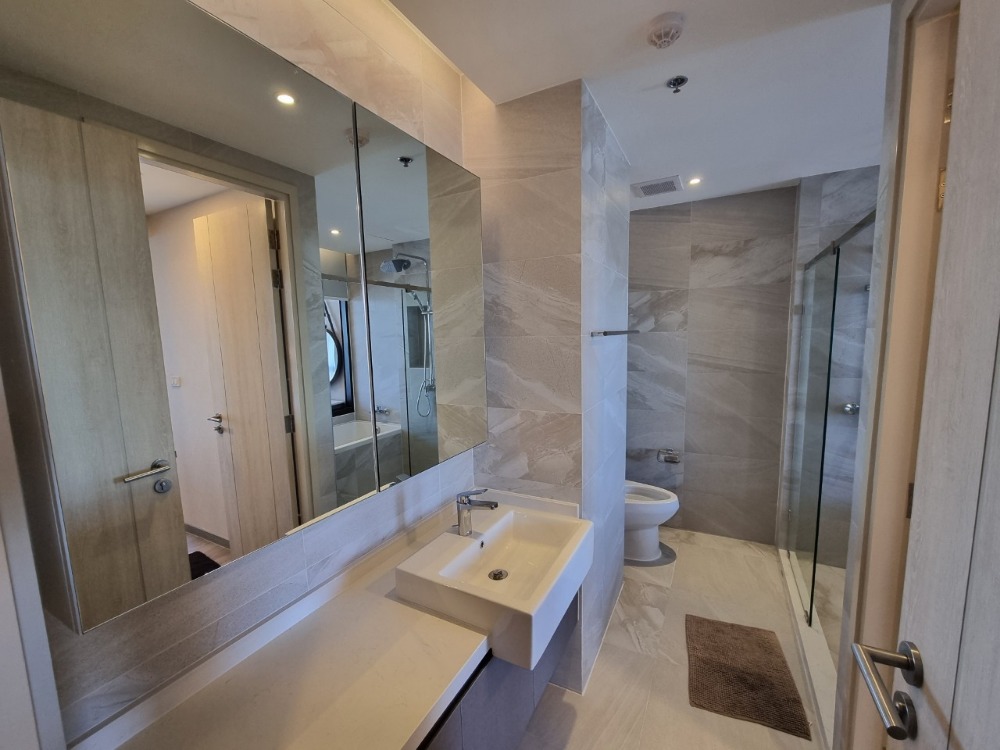 For RentCondoSriracha Laem Chabang Ban Bueng : Luxury condo for rent, Keen Sriracha, 35 sq m, beautiful room, Phu Chao view, 33rd floor, with clean maids.