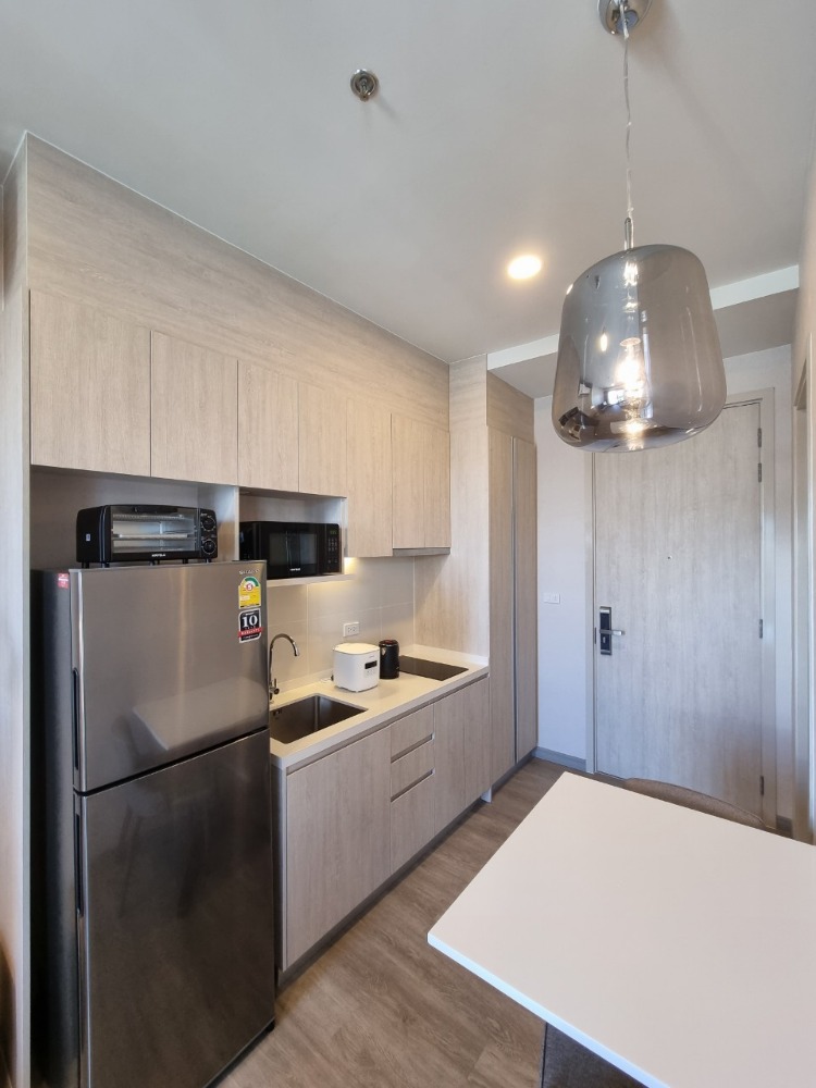 For RentCondoSriracha Laem Chabang Ban Bueng : Luxury condo for rent, Keen Sriracha, 35 sq m, beautiful room, Phu Chao view, 33rd floor, with clean maids.