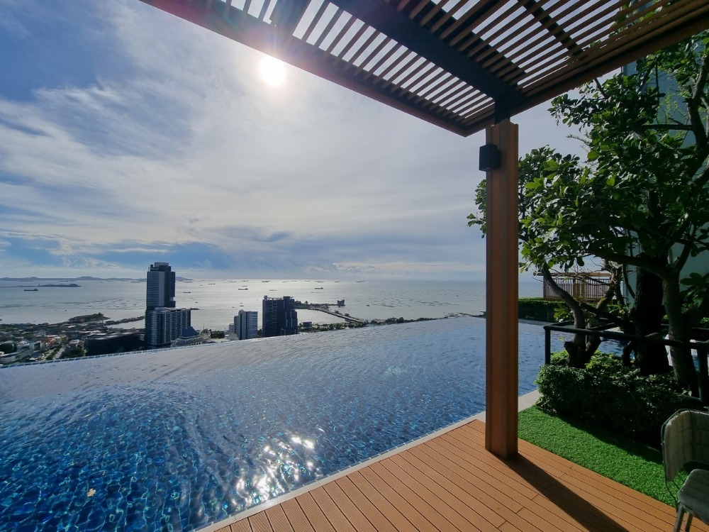 For RentCondoSriracha Laem Chabang Ban Bueng : Luxury condo for rent, Keen Sriracha, 35 sq m, beautiful room, Phu Chao view, 33rd floor, with clean maids.