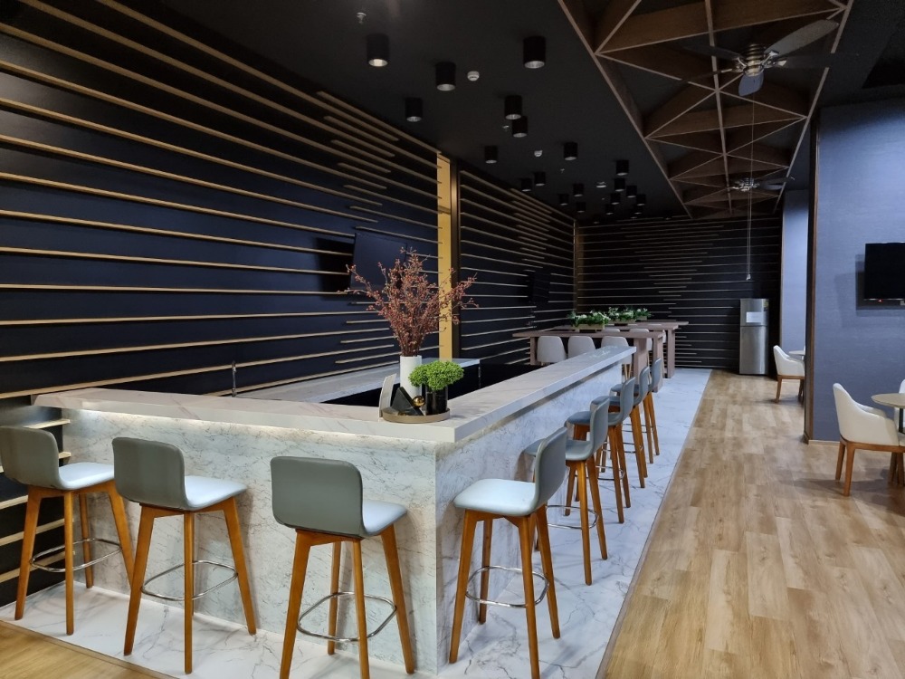 For RentCondoSriracha Laem Chabang Ban Bueng : Luxury condo for rent, Keen Sriracha, 35 sq m, beautiful room, Phu Chao view, 33rd floor, with clean maids.