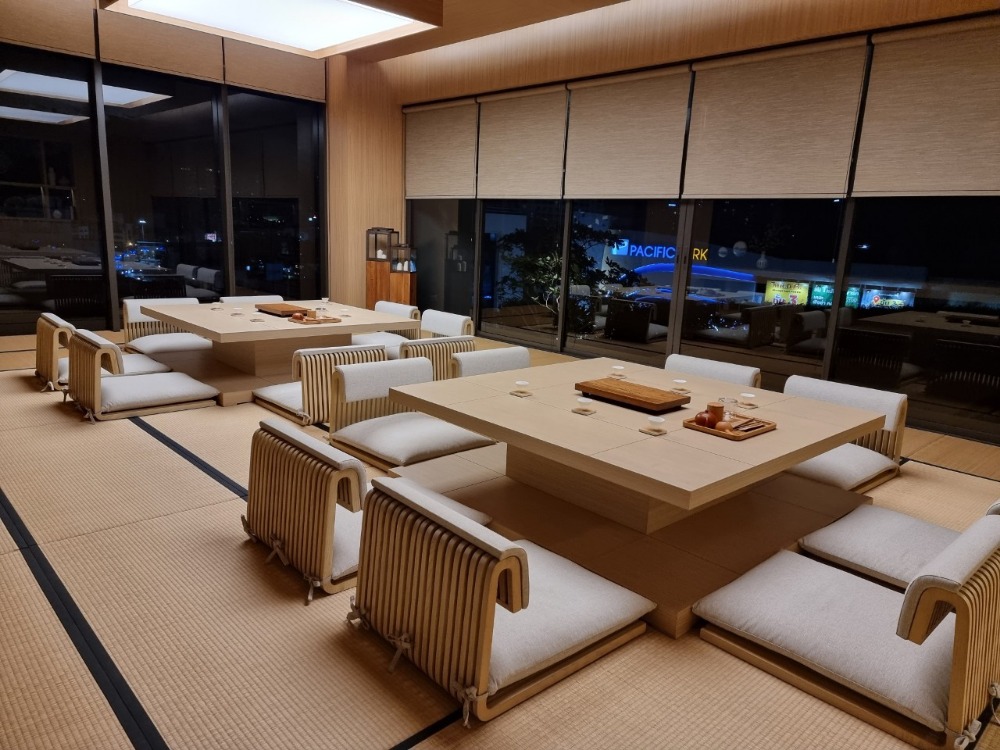 For RentCondoSriracha Laem Chabang Ban Bueng : Luxury condo for rent, Keen Sriracha, 35 sq m, beautiful room, Phu Chao view, 33rd floor, with clean maids.