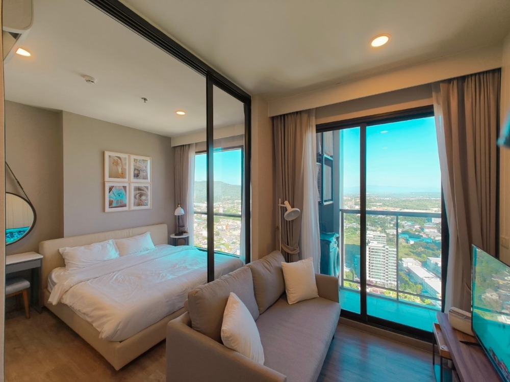 For RentCondoSriracha Laem Chabang Ban Bueng : Luxury condo for rent, Keen Sriracha, 35 sq m, beautiful room, Phu Chao view, 33rd floor, with clean maids.
