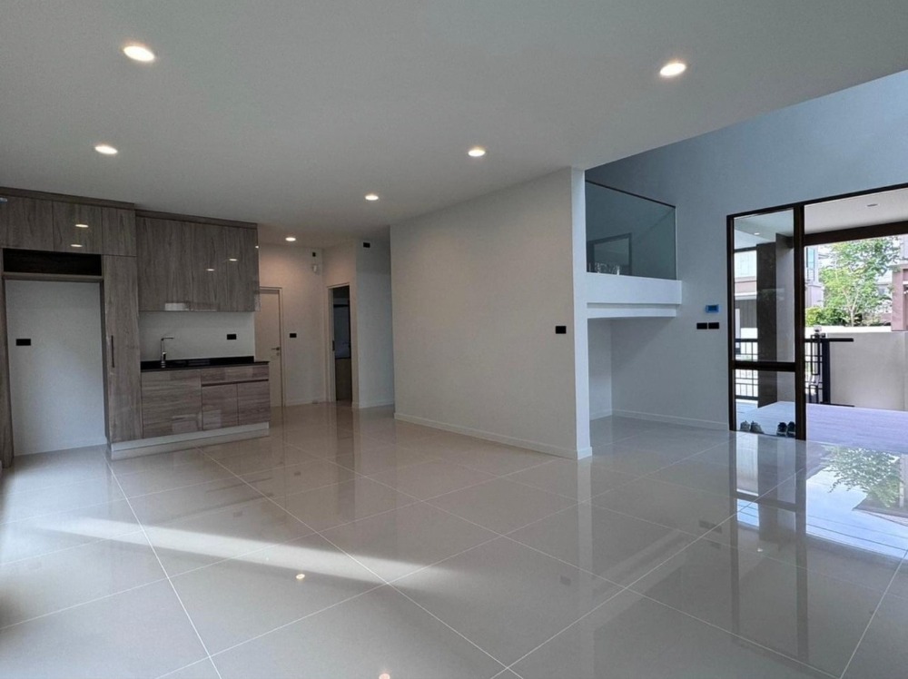 For RentHousePattanakan, Srinakarin : Burasiri Krungthepkreetha : A two-story detached house fully furnished.