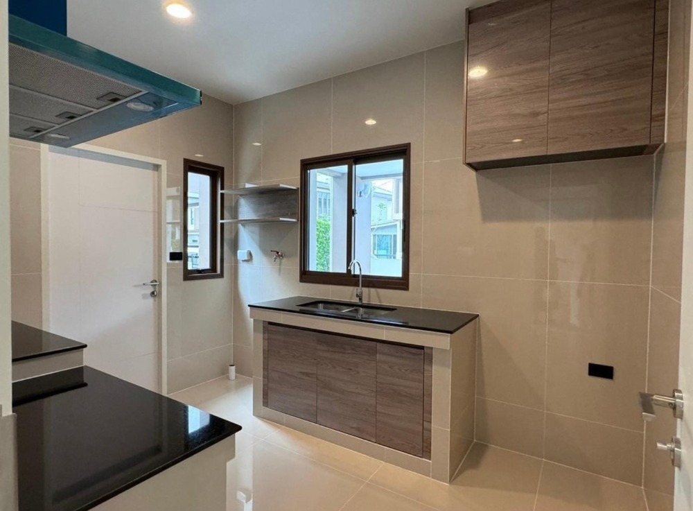 For RentHousePattanakan, Srinakarin : Burasiri Krungthepkreetha : A two-story detached house fully furnished.