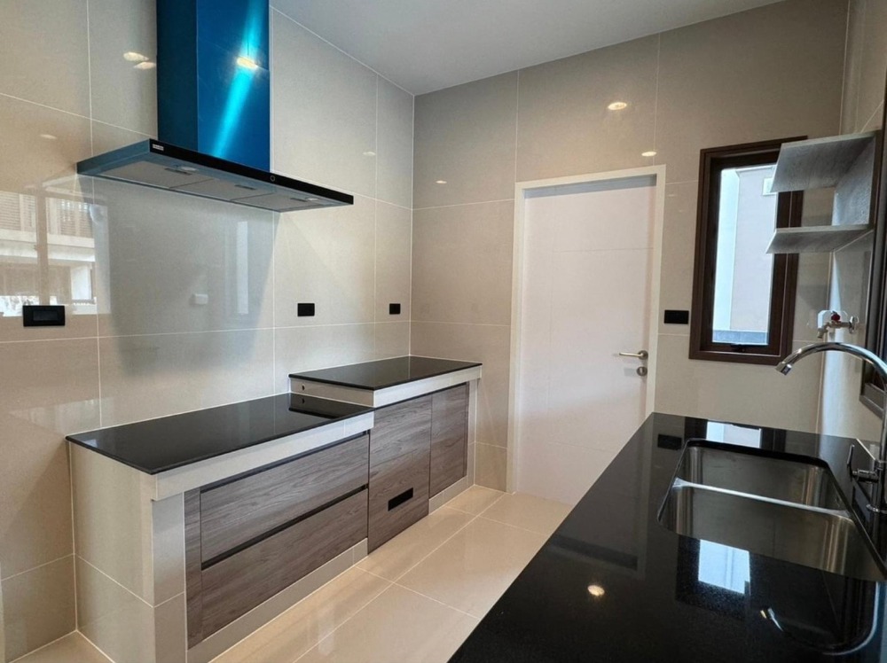 For RentHousePattanakan, Srinakarin : Burasiri Krungthepkreetha : A two-story detached house fully furnished.