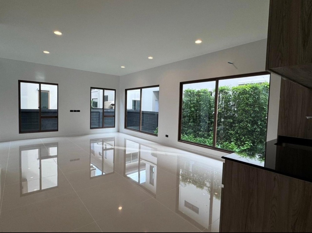 For RentHousePattanakan, Srinakarin : Burasiri Krungthepkreetha : A two-story detached house fully furnished.