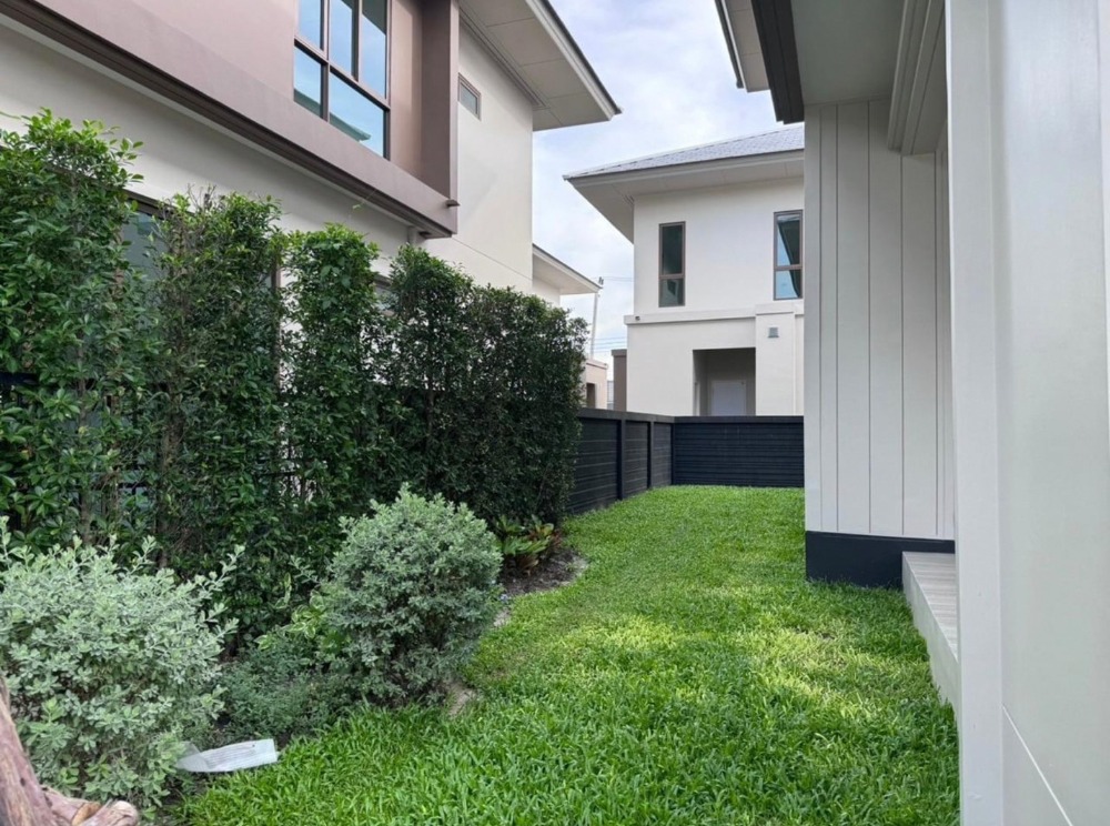 For RentHousePattanakan, Srinakarin : Burasiri Krungthepkreetha : A two-story detached house fully furnished.