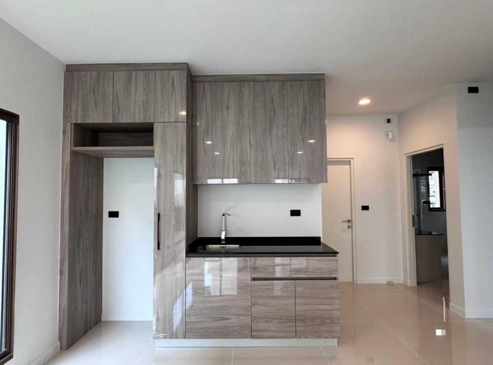 For RentHousePattanakan, Srinakarin : Burasiri Krungthepkreetha : A two-story detached house fully furnished.