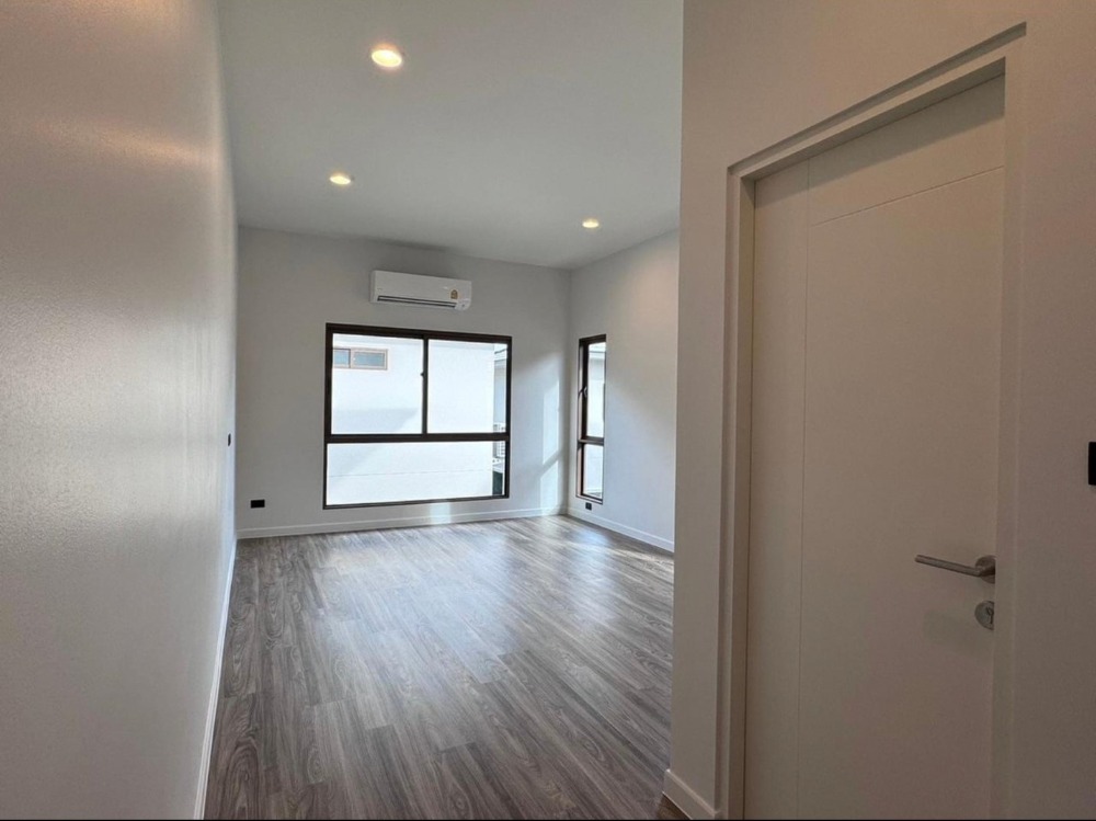 For RentHousePattanakan, Srinakarin : Burasiri Krungthepkreetha : A two-story detached house fully furnished.