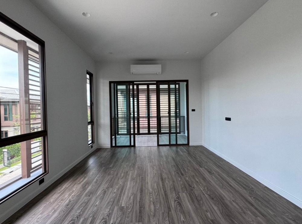 For RentHousePattanakan, Srinakarin : Burasiri Krungthepkreetha : A two-story detached house fully furnished.